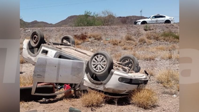 Tras estallido de neumático, conductor sufre aparatosa volcadura en Guaymas