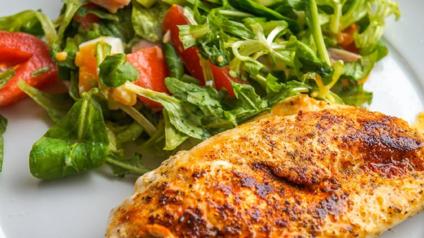 ¿No sabes qué cenar? Esta ensalada de pollo hecha en microondas te fascinará