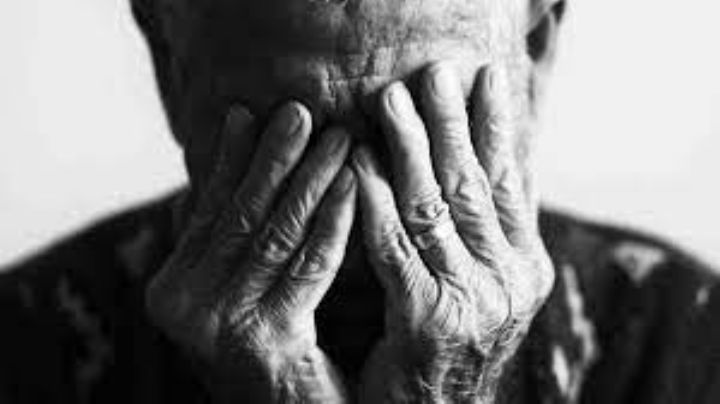 VIDEO: Enfermero es captado mientras maltrata a anciana en un asilo de Chihuahua