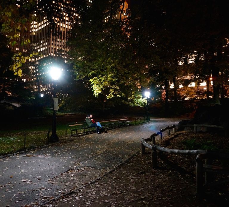Buscan a violador de Central Park, llevaba "joyería extraña"