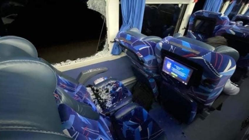 Hombre se lanza por ventana de autobús y muere atropellado en carretera de Sonora