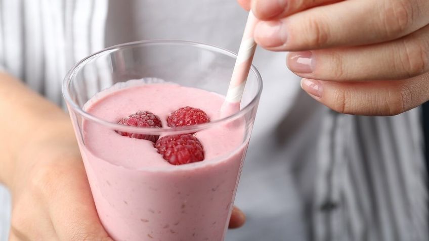 ¿No sabes qué cenar? Este licuado 'fitness' de frambuesa con avena te encantará