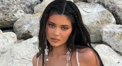 Kylie Jenner adelanta el verano y se luce desde la playa con espectacular bañador plateado