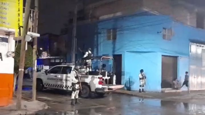 Delincuentes acribillan a policía en barbería; las balas impactaron en su abdomen y piernas