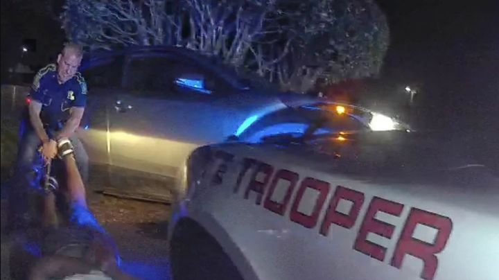 (FUERTE VIDEO) "¡Tengo miedo!": Un grupo de policías asesina brutalmente a un hombre