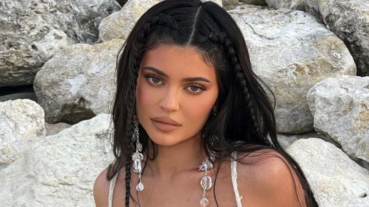 Kylie Jenner adelanta el verano y se luce desde la playa con espectacular bañador plateado