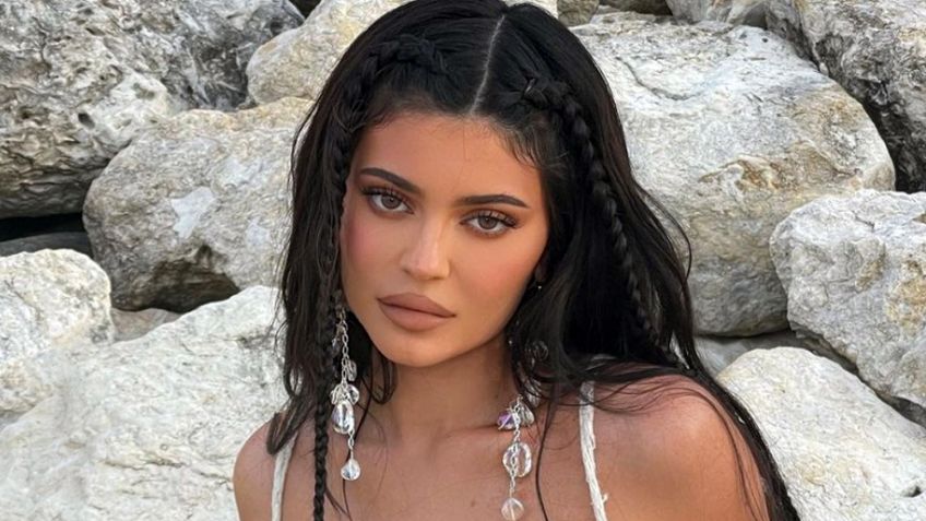 Kylie Jenner adelanta el verano y se luce desde la playa con espectacular bañador plateado