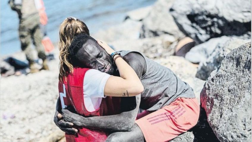 FOTO: Abrazo entre voluntaria de la Cruz Roja y migrante genera comentarios racistas