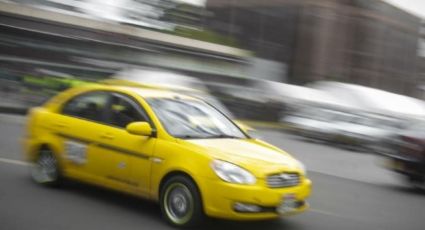 VIDEO: Mujer se lanza de taxi en movimiento para huir de presuntos violadores en Colombia