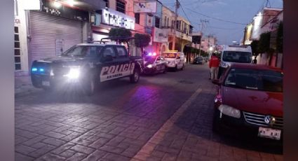 Localizan el cadáver de un hombre a la orilla de la calle; se desconocen las causas de su muerte