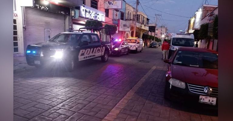 Autoridades llegan al sitio del crimen