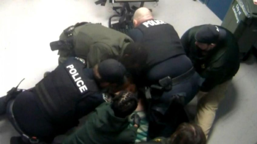 VIDEO: ¡Aterrador! Captan momento en el que oficiales asfixian hasta matar a un recluso