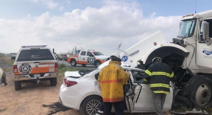 Tráiler se impacta contra auto en carretera Monterrey-Monclova; hay dos muertos