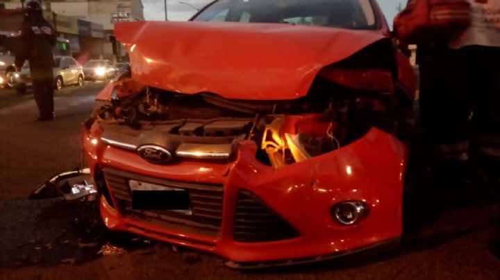 Aparatoso accidente: Vehículo colisiona contra negocio; deja muerto a un trabajador