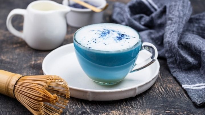 ¿Flores en tu café? Es posible con este delicioso matcha latte azul