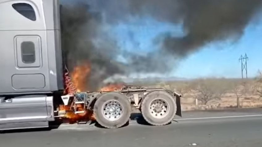 Peligroso incendio de un tráiler provoca caos en carretera a Benjamín Hill