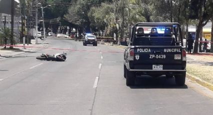 A plena luz del día, motociclista sufre terrible accidente y muere al instante; quedó tirado