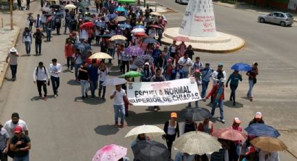 Normalistas de Chiapas realizan plantón afuera de penal y logran liberación de 74 compañeros