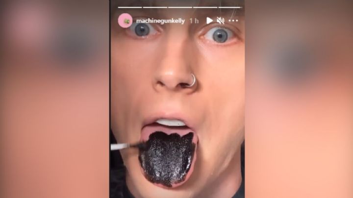 Machine Gun Kelly se pinta la lengua de negro como "accesorio" para los Billboard Awards
