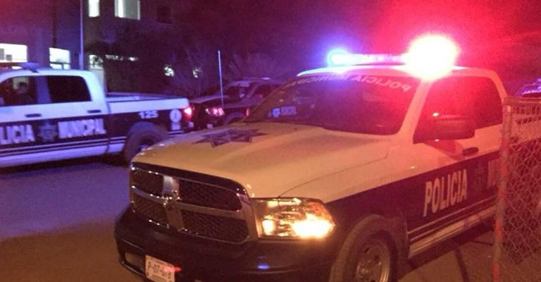 Autoridades llegan al sitio del crimen