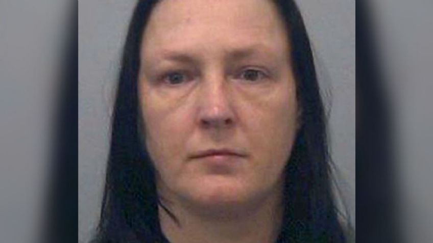 Hombre ebrio despierta con una mujer desnuda abusando sexualmente de él