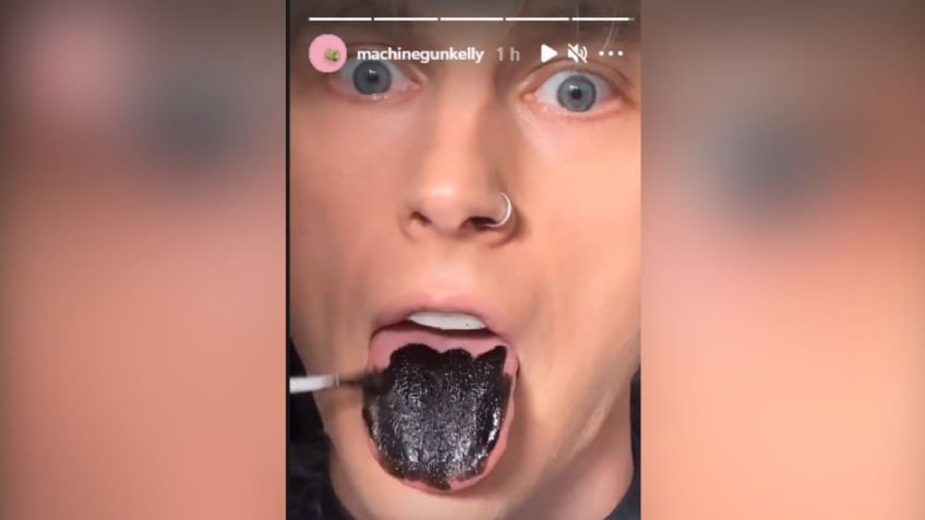 Machine Gun Kelly se pinta la lengua de negro como "accesorio" para los Billboard Awards
