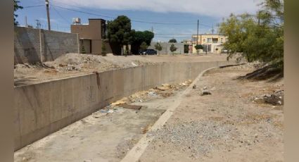 Al interior de un canal, encuentran el cadáver de un hombre; estaba encobijado y putrefacto