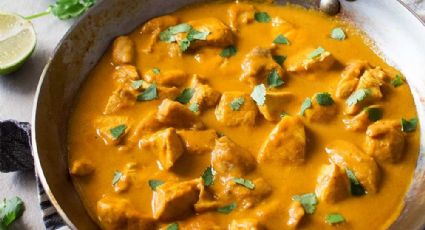 Dale la vuelta al mundo con este exquisito pollo al curry; su sabor exótico te fascinará