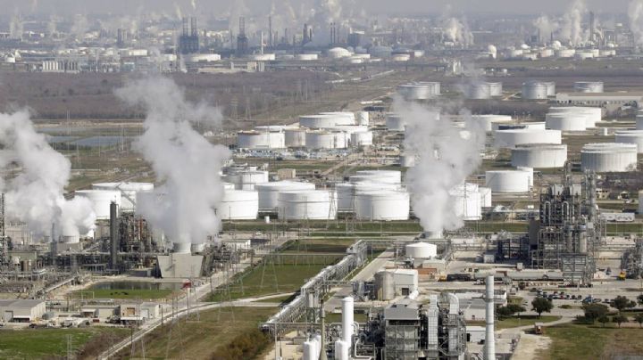 AMLO anuncia la compra de una refinería de Houston por parte de Pemex: "Seremos autosuficientes"