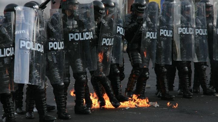 FUERTE VIDEO: Manifestantes lanzan bomba molotov a policía del Esmad en Colombia