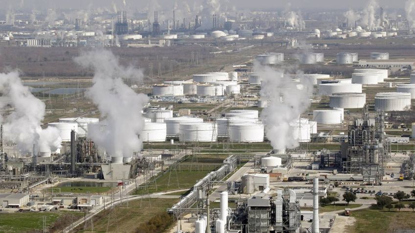 AMLO anuncia la compra de una refinería de Houston por parte de Pemex: "Seremos autosuficientes"