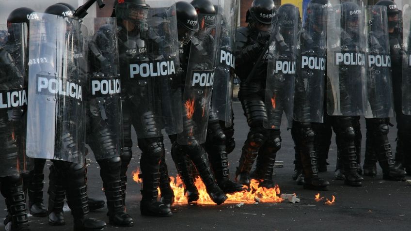 FUERTE VIDEO: Manifestantes lanzan bomba molotov a policía del Esmad en Colombia