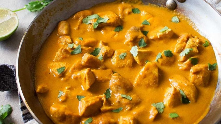 Dale la vuelta al mundo con este exquisito pollo al curry; su sabor exótico te fascinará