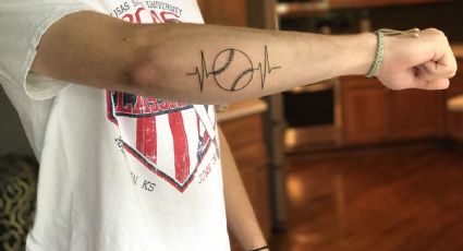 Lleva la pasión del deporte por siempre con estos tatuajes para hombres en el brazo