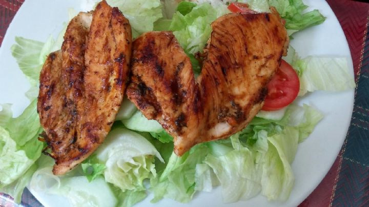 ¡De no creerse! Con esta receta de pollo puedes lograr una comida completa fácilmente