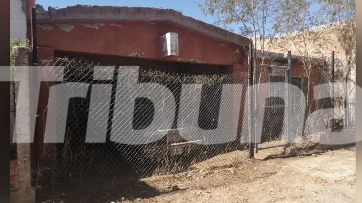 Vecinos de Hermosillo denuncian casa abandonada con automóvil en la cochera