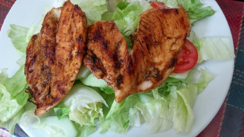 ¡De no creerse! Con esta receta de pollo puedes lograr una comida completa fácilmente