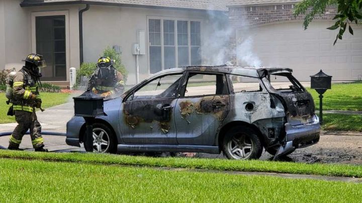 Sujetos armados disparan contra dos empleados de un IHOP, escapan e incendian su auto