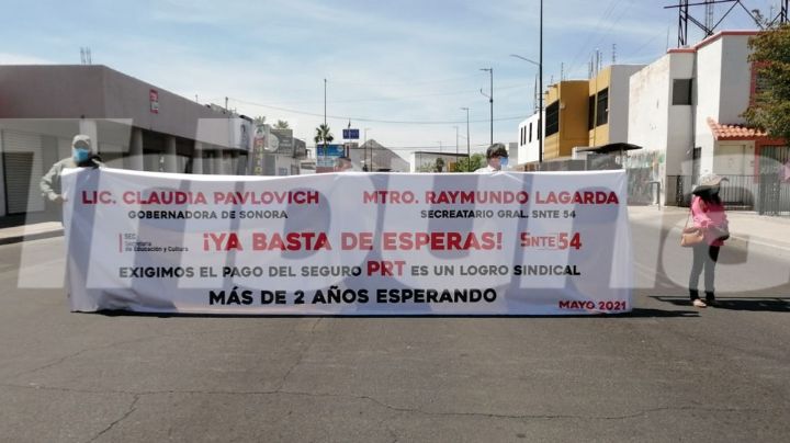 Jubilados del SNTE 54 salen a manifestarse en calles de Hermosillo; exigen pago de seguro