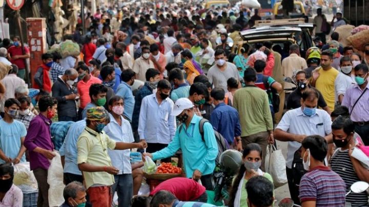 ¡Insólito! Localidad en India adopta medicina alternativa para curar el coronavirus