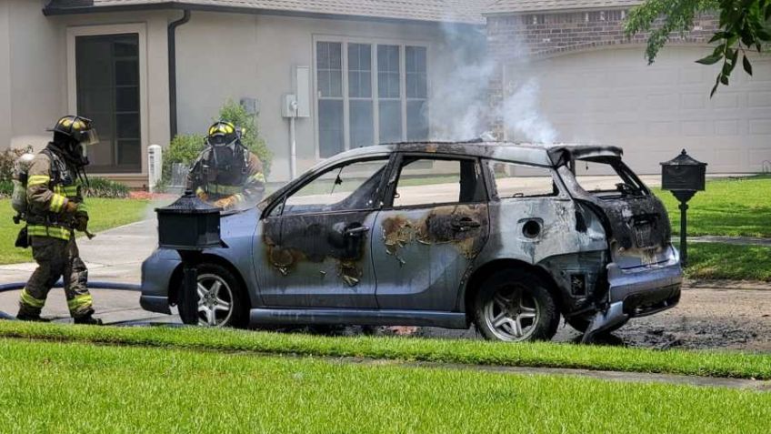 Sujetos armados disparan contra dos empleados de un IHOP, escapan e incendian su auto