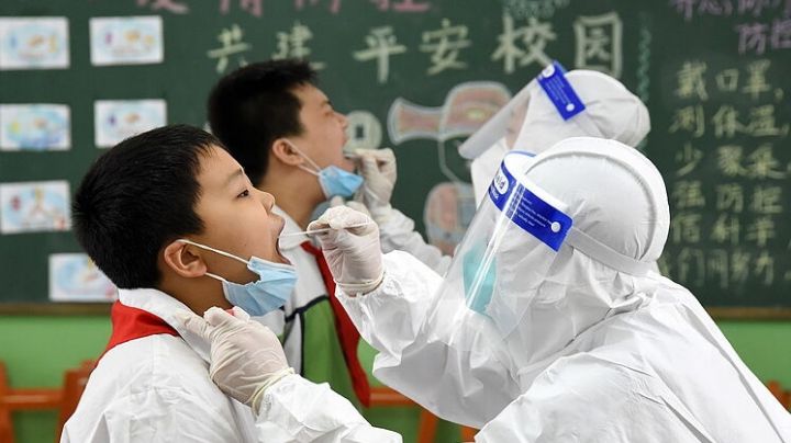 Suspenden clases en provincia de China tras reporte de 3 casos de Covid-19 por transmisión local