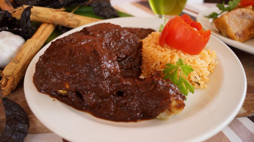 ¡De rechupete! Este mole de plátano y manzana con pollo se convertirá en tu preferido