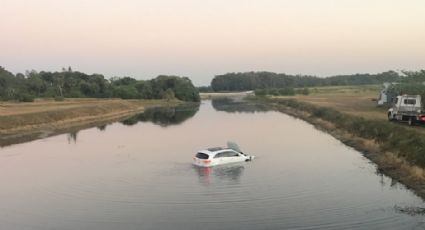 Padre ebrio hunde su camioneta en un canal, abandona a sus tres hijos y escapa corriendo