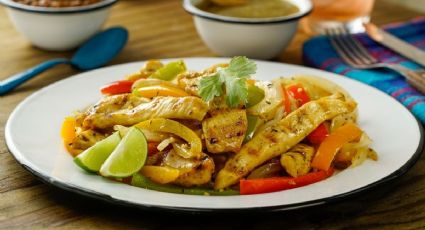 ¿No sabes qué cenar? Estas fajitas de pollo a la mexicana te fascinarán; averigua la receta