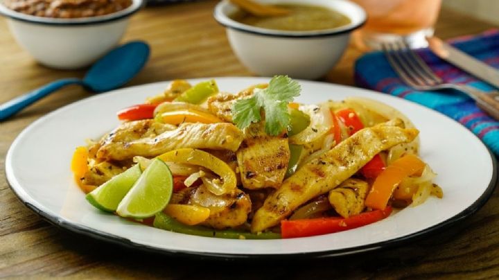 ¿No sabes qué cenar? Estas fajitas de pollo a la mexicana te fascinarán; averigua la receta