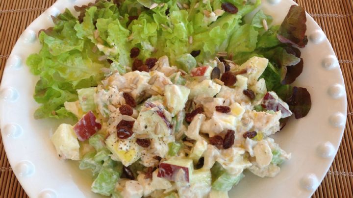¿Cena 'fitness'? Esta ensalada de pollo con yogurt griego será tu delirio culinario