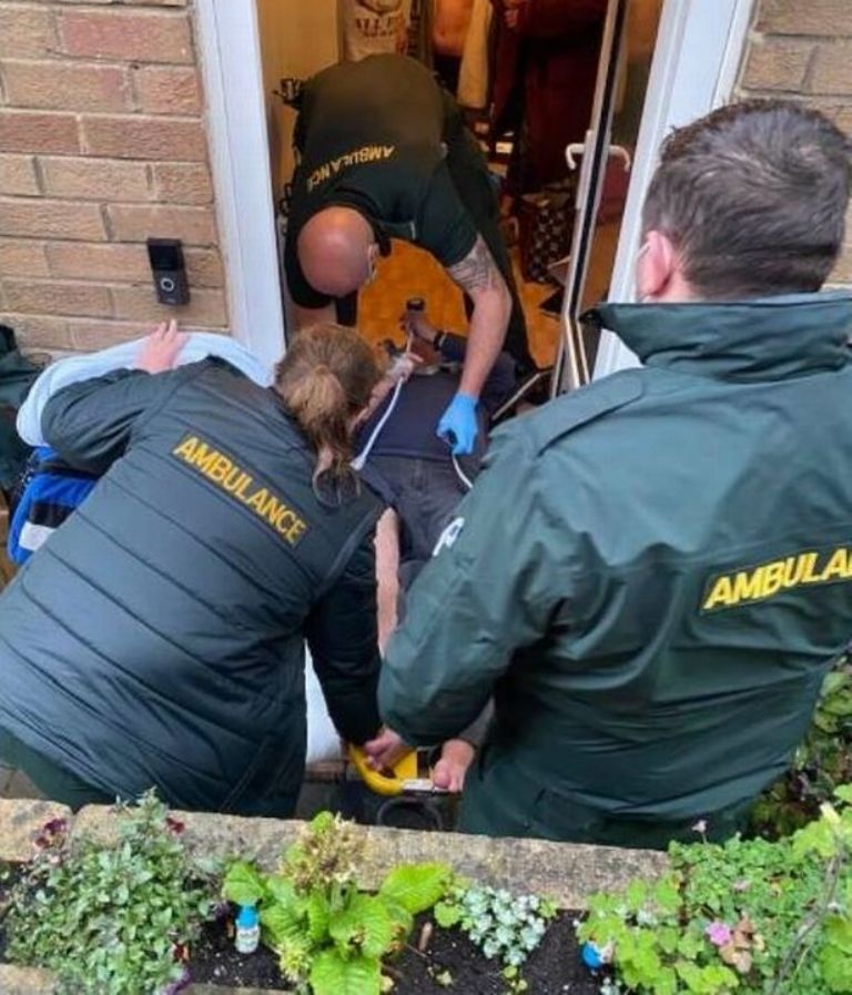 Anciano queda tirado tres horas esperando por paramédicos