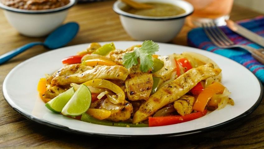 ¿No sabes qué cenar? Estas fajitas de pollo a la mexicana te fascinarán; averigua la receta