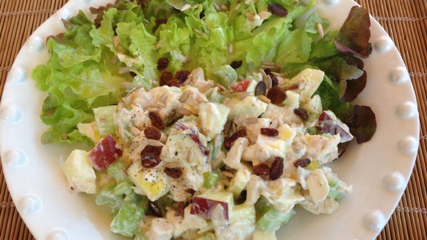 ¿Cena 'fitness'? Esta ensalada de pollo con yogurt griego será tu delirio culinario